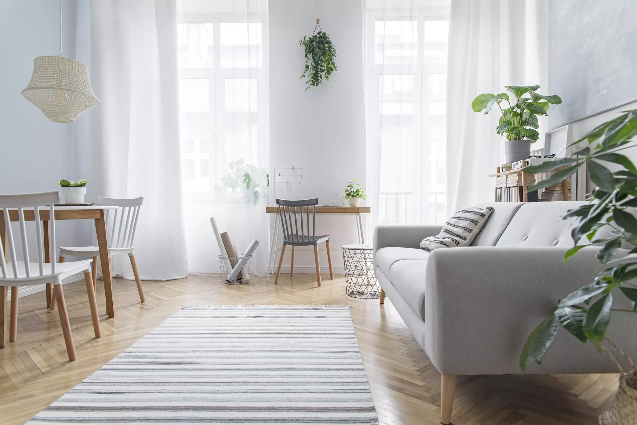Modern eingerichtete Wohnung mit großen Fenstern