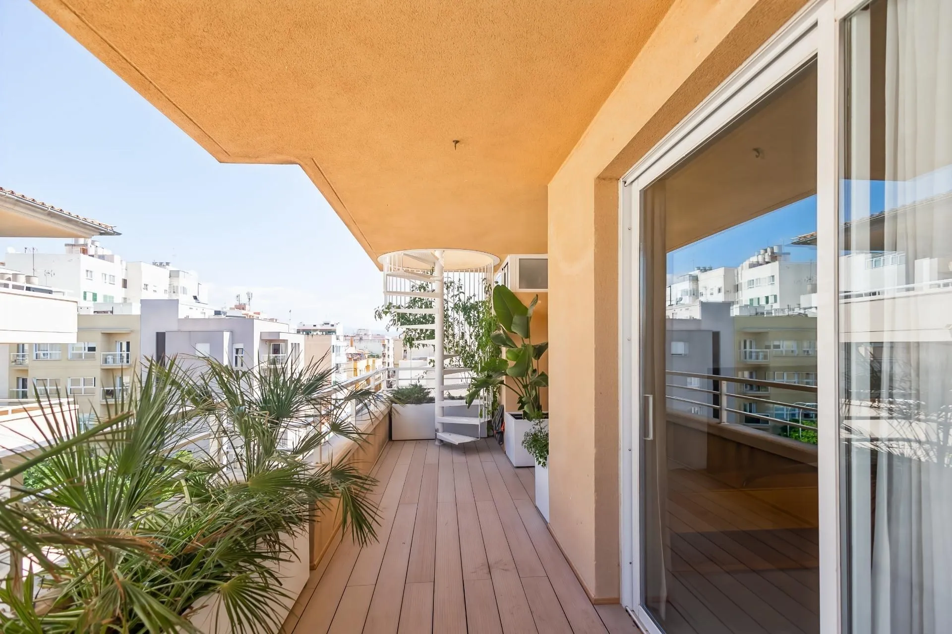 Immobilienangebot - Mallorca (Palma) - Alle - Vollständig renoviertes Penthouse mit außergewöhnlich großer privater Dachterrasse, Parkplatz und modernem Wohnkomfort im Herzen von Palma